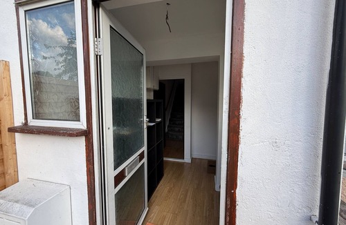 West Hendon Apartment | Duplex Sleeps 4 with Pets Allowed