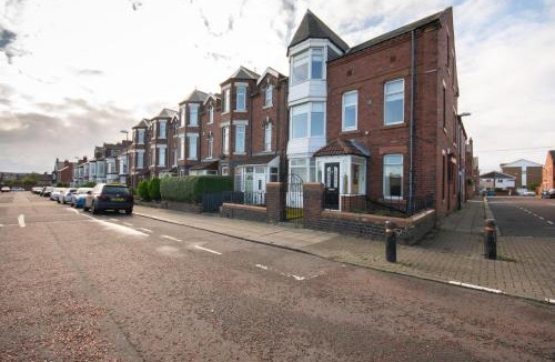 Westoe Apartment | Dwellcome Home Ltd - Ample Free Parking, Ideal for long term contractor - read guest feedback on here, etc stays, 15 min to Nissan, 20 min to Sunderland Newcastle - Spacious 5 Double Bedroom 6 Beds Townhouse 2 Bathrooms - see our site for assurance