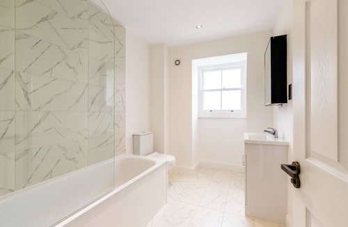 Stepney Green Apartment | E1 Loft - Modern and spacious 3bed 2bath near Shoreditch & Canary Wharf.
