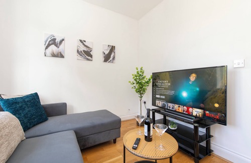 Ealing Common Apartment | Ealing 3 Bath Flat with Parking 10 mins to Station