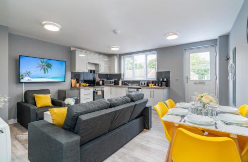 Amesbury Apartment | Elegant Flat Near Stonehenge, Amesbury Town Centre Smart TVs Netflix FREE PARKING