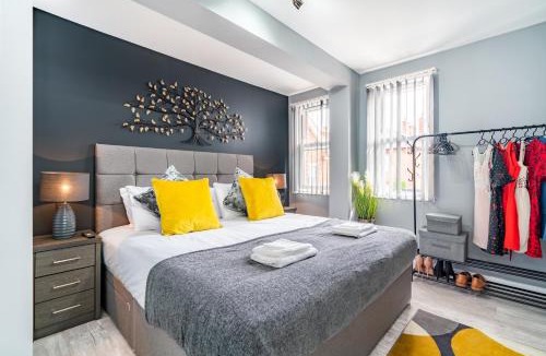 Amesbury Apartment | Elegant Flat Near Stonehenge, Amesbury Town Centre Smart TVs Netflix FREE PARKING
