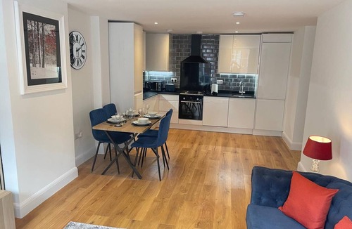 Eton Apartment | Elegant Windsor Flat -Short Walk to Windsor Castle, River Thames &Train Station