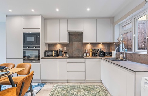 Elephant and Castle House | Elephant & Castle Home 3BR/1.5BA with Garden & Pool Table – Central London