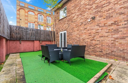 Elephant and Castle House | Elephant & Castle Home 3BR/1.5BA with Garden & Pool Table – Central London