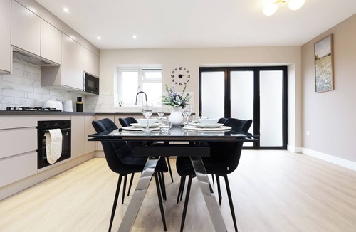 Cribbs Causeway House | Enjoyable 5-bedroom building in tranquil Patchway neighborhood