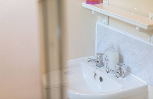 Gloucester House | Ensuite king with private bathroom