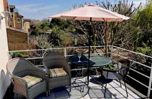 Westcliff-on-Sea Apartment | Entire Studio with private parking and balcony