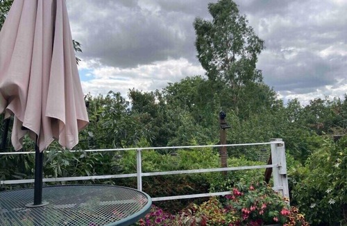 Westcliff-on-Sea Apartment | Entire Studio with private parking and balcony
