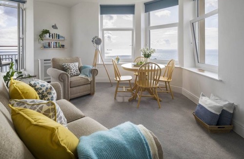Coverack Cottage | Epic View - sleeps 2 guests in 1 bedroom