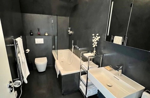 Epping Apartment | Epping High Street, Stylish & Very Well Appointed