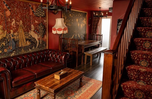 Abbots Langley House | Escape Ordinary, Enter Magical. The Lion's Den (Close to Warner Brothers Studio)
