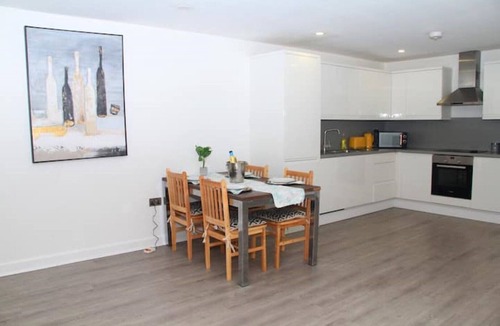Canning Town South Apartment | ExCel X-Large split-level Flat