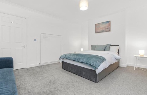 Elephant and Castle Apartment | Excellent 2-Bed flat near central London