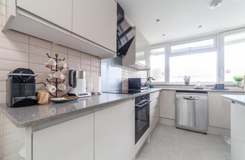 Newington Apartment | Excellent 3-Bed Flat In Elephant & Castle