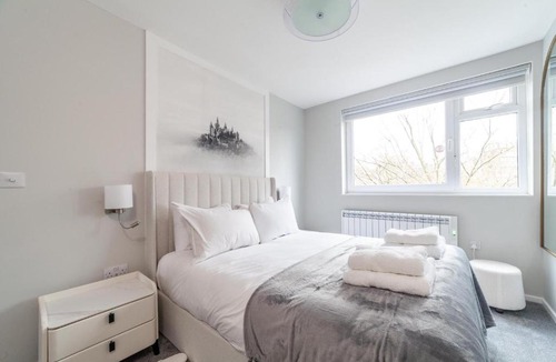 Newington Apartment | Excellent 3-Bed Flat In Elephant & Castle