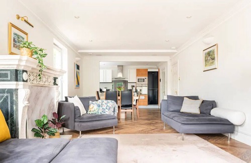 Ellemford Apartment | Exclusive, spacious flat with free and secure parking, close to the centre