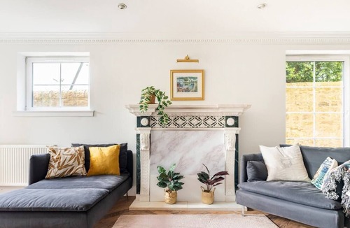Ellemford Apartment | Exclusive, spacious flat with free and secure parking, close to the centre