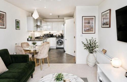 Churchill Apartment | Executive 2-bed Penthouse with View- 15mins to Victoria Station
