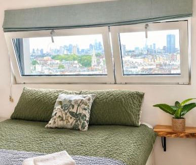 Churchill Apartment | Executive 2-bed Penthouse with View- 15mins to Victoria Station