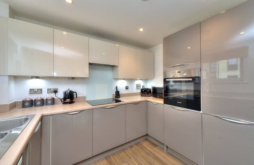 Milton Keynes Apartment | Executive Oakgrove Apartment by Pay As U Stay