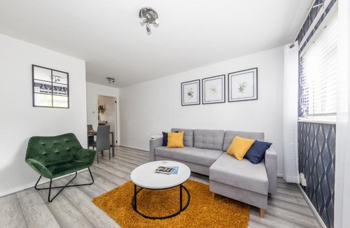 Luton Apartment | Executive One Bedroom Maisonette - Garden Access & Free Parking - Prime Location