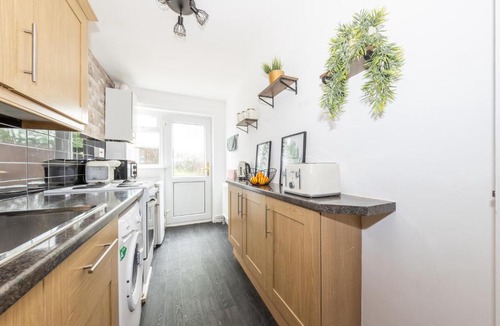 Luton Apartment | Executive One Bedroom Maisonette - Garden Access & Free Parking - Prime Location