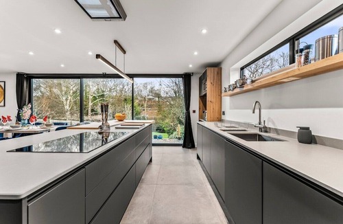 Cheltenham House | Expansive Getaway in Cheltenham - Sleeps 15