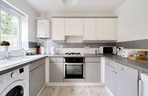 Walton-on-Thames House | Experience Surrey 2Bed Home in Walton with Parking - Pass the Keys