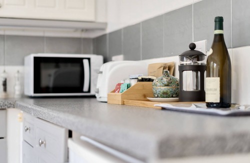 Walton-on-Thames House | Experience Surrey 2Bed Home in Walton with Parking - Pass the Keys