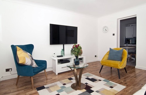 South Bermondsey Apartment | Exquisite Luxury; One Stop to London Bridge.