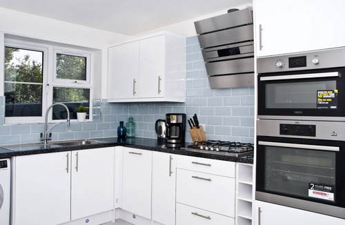 South Bermondsey Apartment | Exquisite Luxury; One Stop to London Bridge.