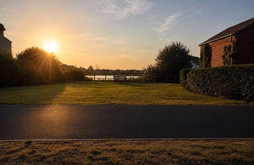 Strood House | Extraordinary Tranquil Rochester perfect for Contractors | Free Parking X 2
