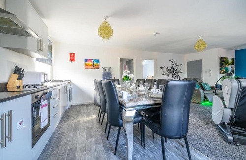 Batley Apartment | F2TH - Stylish Treehouse Flat in Batley