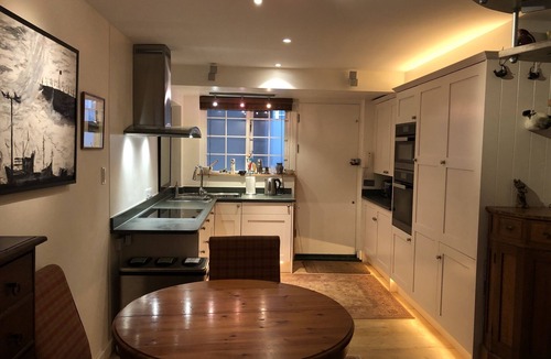 Paddington Apartment | Fabulous mews home by Paddington Station with Daikin AC!