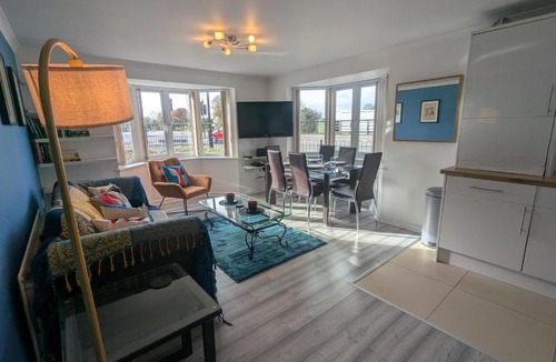 Binley Apartment | Fabulous Modern Spacious 2 Bed Apartment & FREE Parking!