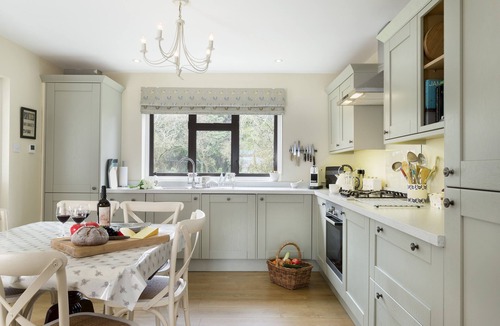 Moreton-in-Marsh House | Fairfields, Moreton-in-Marsh, sleeps 6 guests in 3 bedrooms
