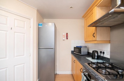 West Bromwich House | Fantastic 4 bed house with 3 bathrooms in pleasant location
