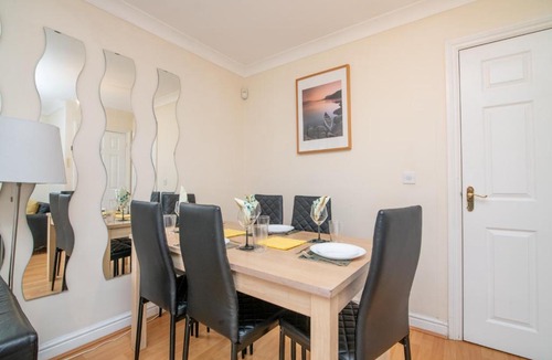 West Bromwich House | Fantastic 4 bed house with 3 bathrooms in pleasant location