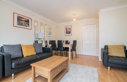 West Bromwich House | Fantastic 4 bed house with 3 bathrooms in pleasant location
