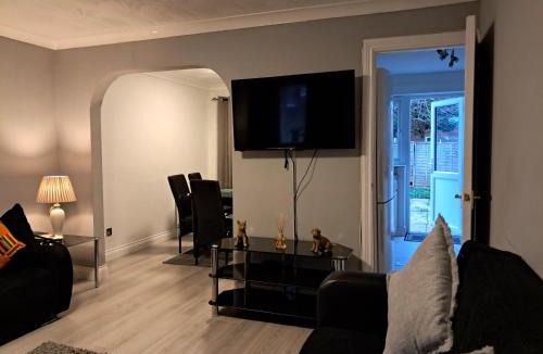 Custom House Apartment | FANTASTIC COZY 3bed Hse London ExCEL Free Parking WIFI Sleeps 6