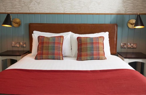 Wadesmill House | Feathers by Chef & Brewer Collection