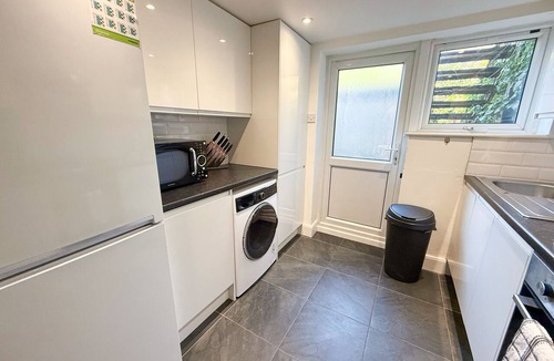 Brownswood Apartment | Finsbury Park 1BR Apt w/Garden, Parking | Arsenal