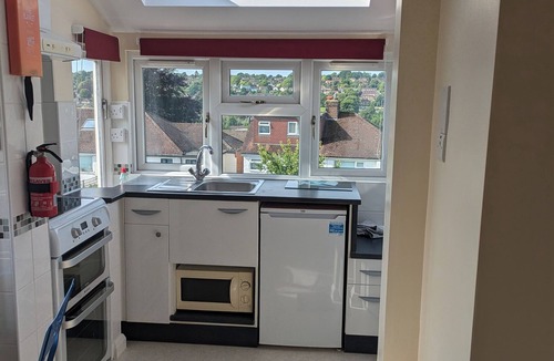 Berkhamsted Apartment | First Floor Studio with seperate double bedroom, within a large detached house.