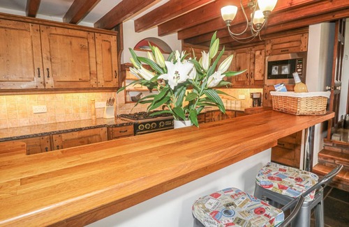 Truro Cottage | FIVE ELEMENTS FARMHOUSE, pet friendly, with hot tub in St Agnes