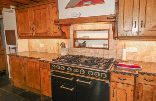 Truro Cottage | FIVE ELEMENTS FARMHOUSE, pet friendly, with hot tub in St Agnes