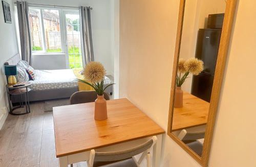 Aylesbury Apartment | Flat 04 Studio flat close to Aylesbury town and Station Free Parking