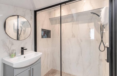 Iffley Apartment | Flat A Rose Hill