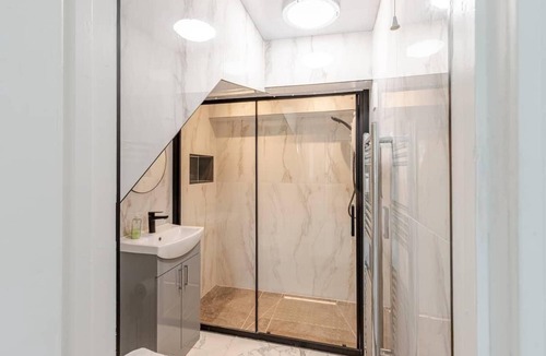 Iffley Apartment | Flat A Rose Hill