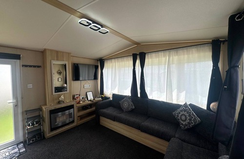 Leysdown-on-Sea House | Fluffy Caravan Sleeps 4, Pet-friendly